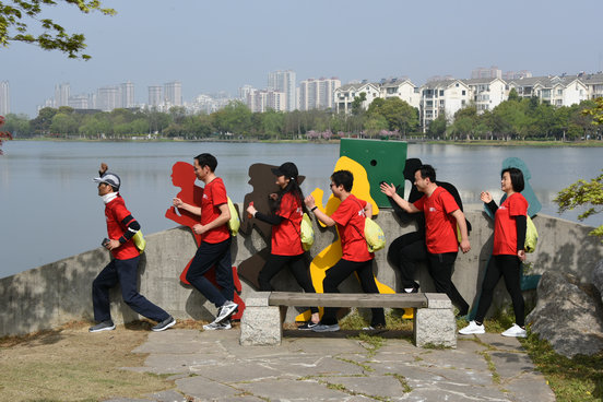 產業十周年徒步行隨手拍獲獎作品——《同步》
